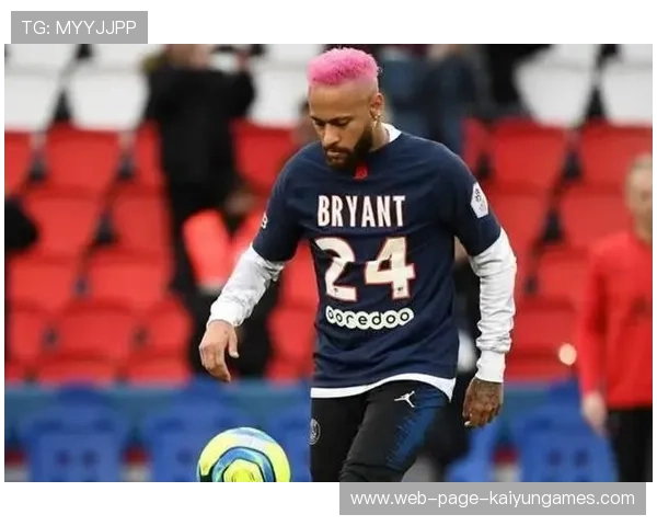 内马尔穿上本地球队球衣参加友谊赛，被当地球迷疯狂拥抱